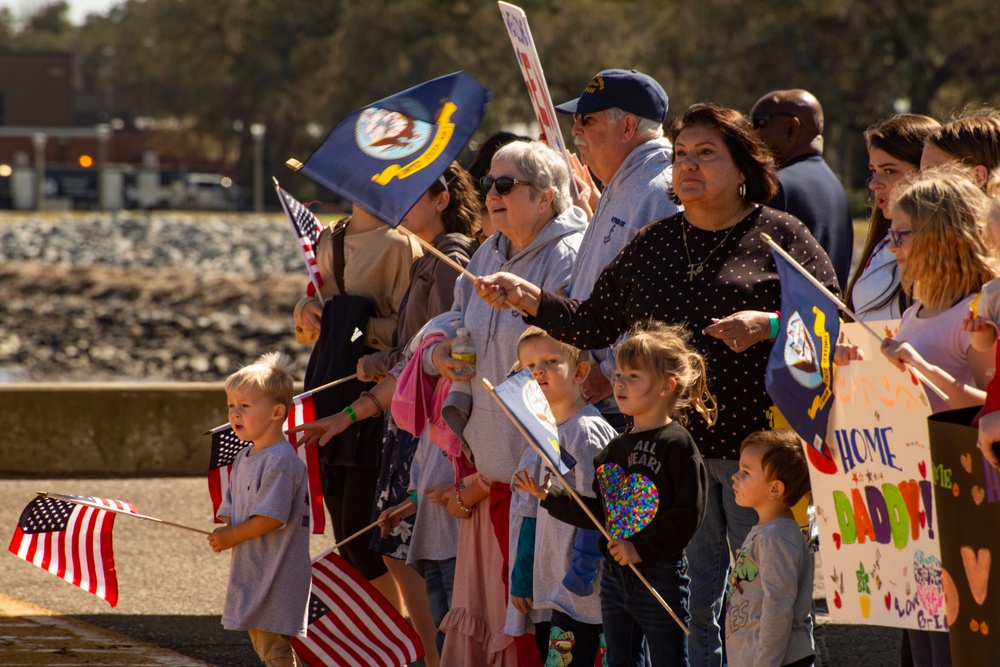 Families Join USS Wyoming Crew; Experience Life Aboard Ballistic-Missile Submarine
