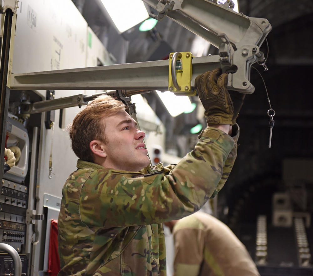 Loadmasters sharpen skills during Exercises Red Flag-Alaska, Rainier War