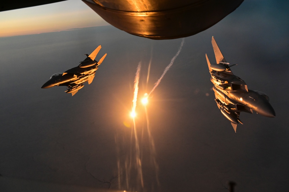 KC-135 AR F-15s