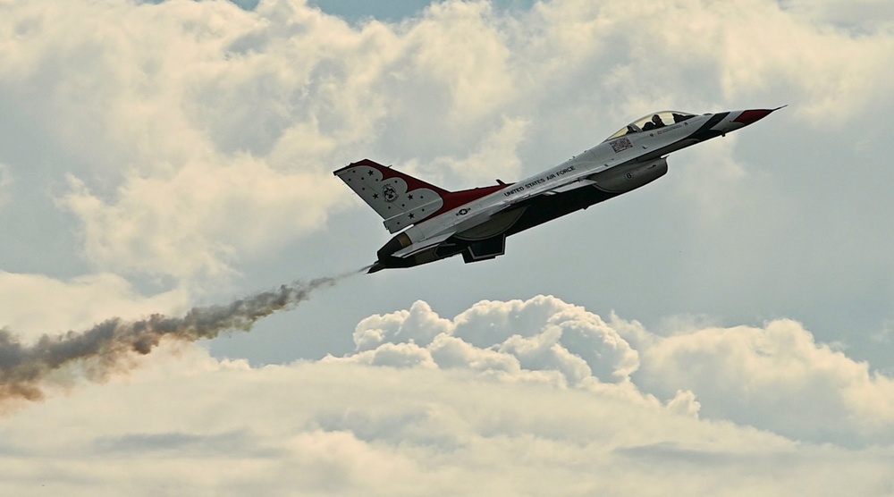 Thunderbirds perform at Orlando Air and Space Show