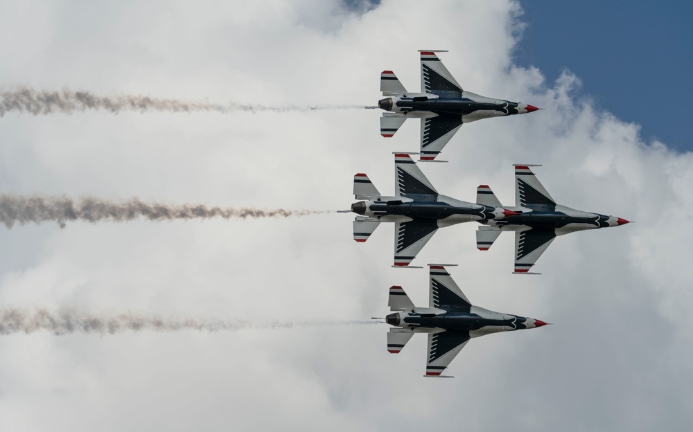 Thunderbirds perform at Orlando Air and Space Show