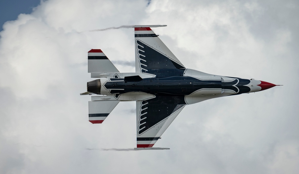 Thunderbirds perform at Orlando Air and Space Show