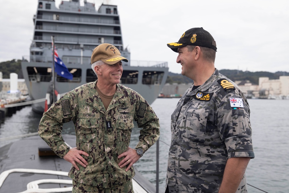 C7F Visits HMAS Farncomb