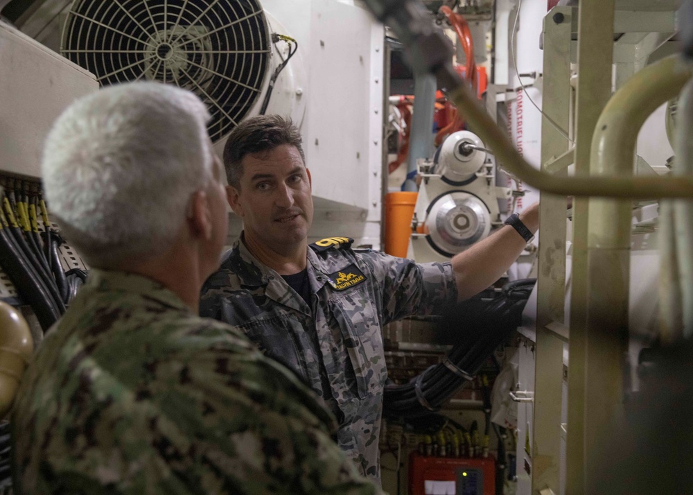 C7F Visits HMAS Farncomb