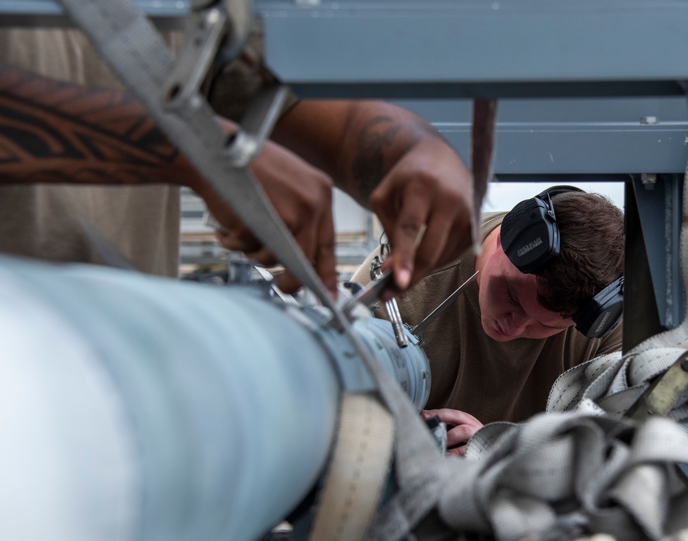 Oct Raptor weapons load competition