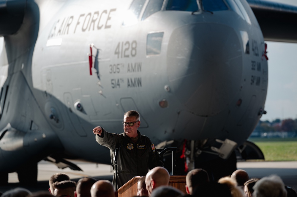 Gen. Minihan presents RCH871 with distinguished flying crosses