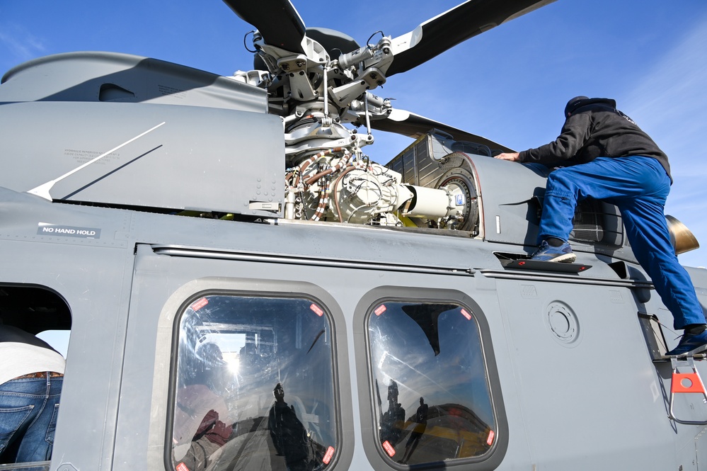 DVIDS - Images - MH-139 Greywolf Landing [Image 14 of 16]