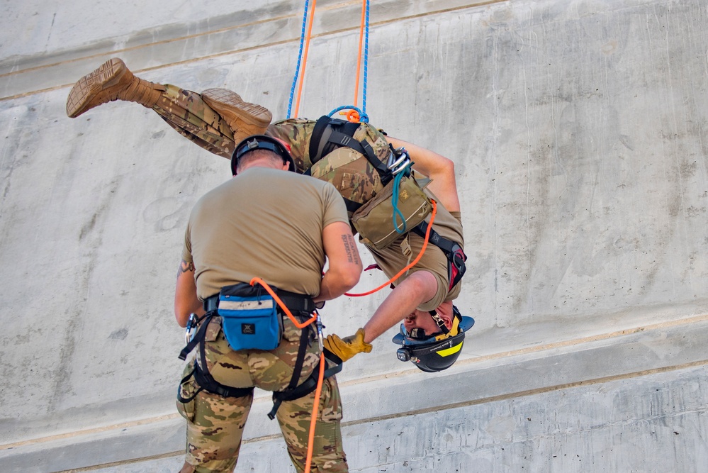 Boise firefighters train Idaho's Civil Support Team on rope rescue