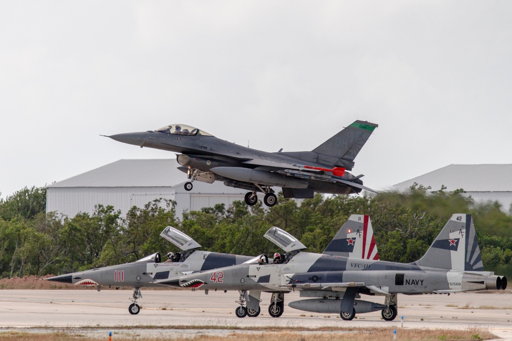 180FW Trains with the &quot;Sun Downers&quot; in the Sunshine State