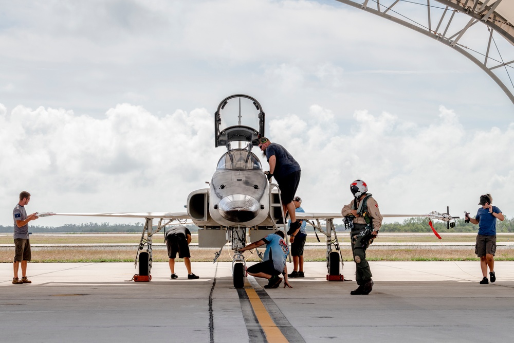 180FW Trains with the &quot;Sun Downers&quot; in the Sunshine State