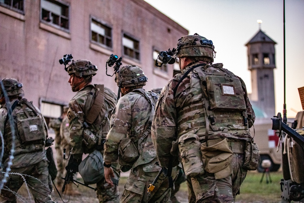 Paratroopers Control Hold of JRTC City