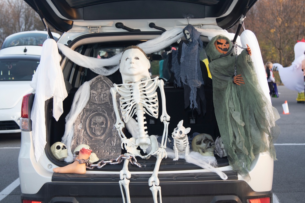 10th Mountain Division Soldiers Hold Trunk or Treat
