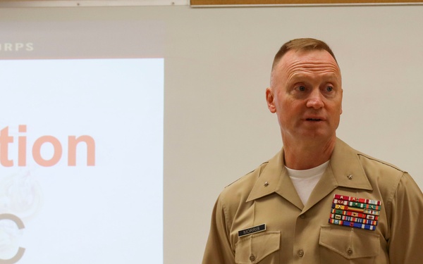Western Recruiting Region Commanding General visits Recruiting Station Albuquerque
