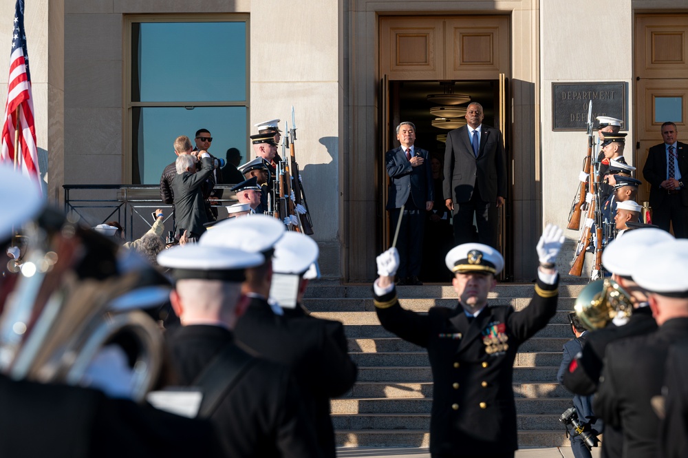 SECDEF Hosts South Korean Minister of Defense in Bilateral Exchange