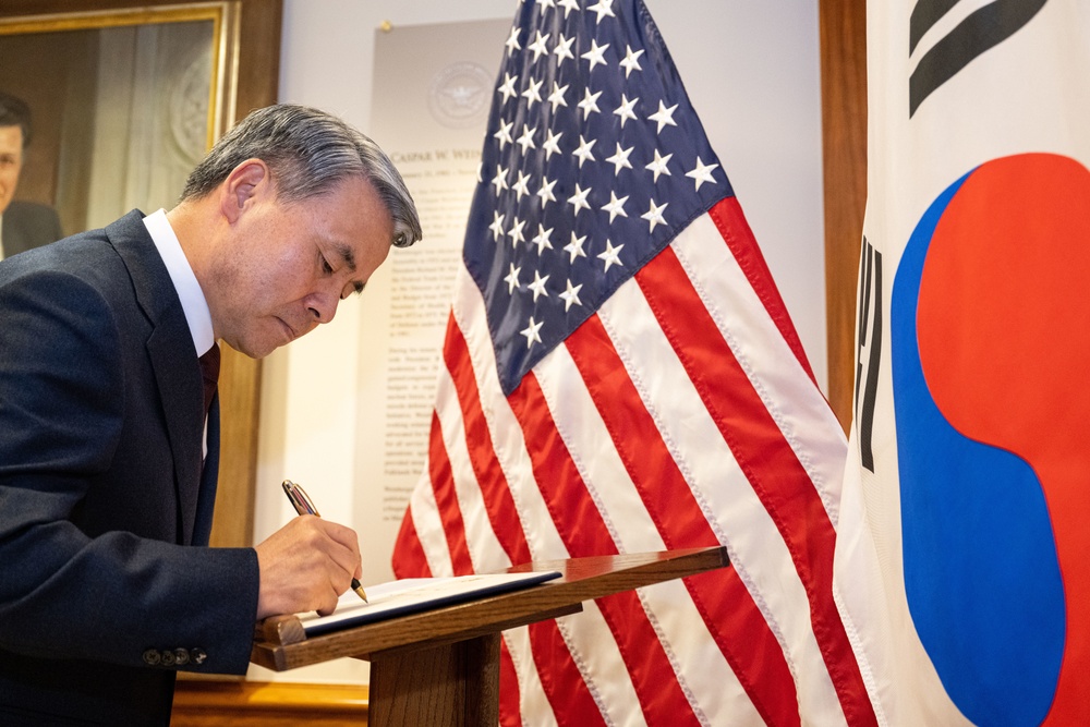 SECDEF Hosts South Korean Minister of Defense in Bilateral Exchange