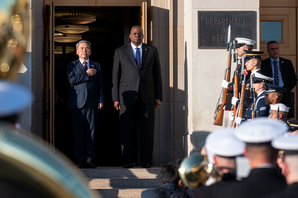 SECDEF Hosts South Korean Minister of Defense in Bilateral Exchange