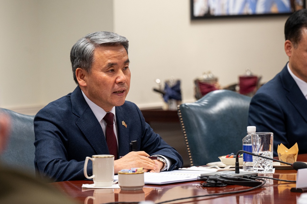 SECDEF Hosts South Korean Minister of Defense in Bilateral Exchange