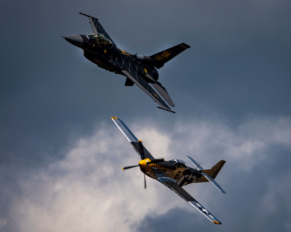 DVIDS Images F16 Viper Demo Team performs at the New York Air Show