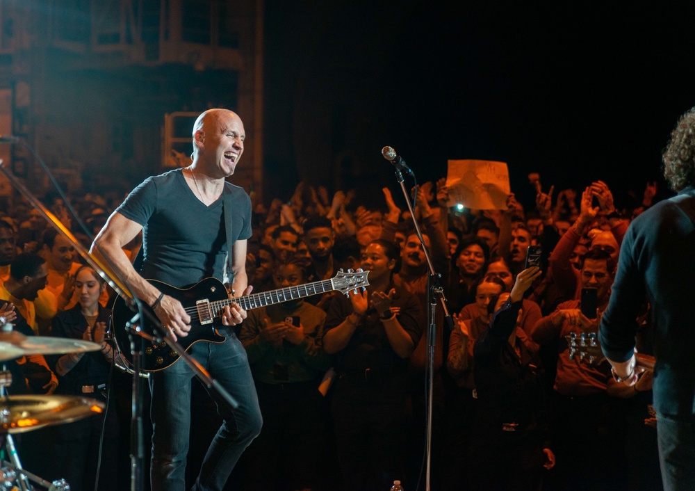 USS Ronald Reagan (CVN 76) hosts Vertical Horizon concert