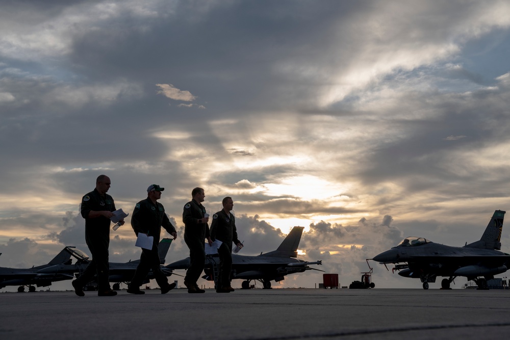 180FW Trains with the &quot;Sun Downers&quot; in the Sunshine State