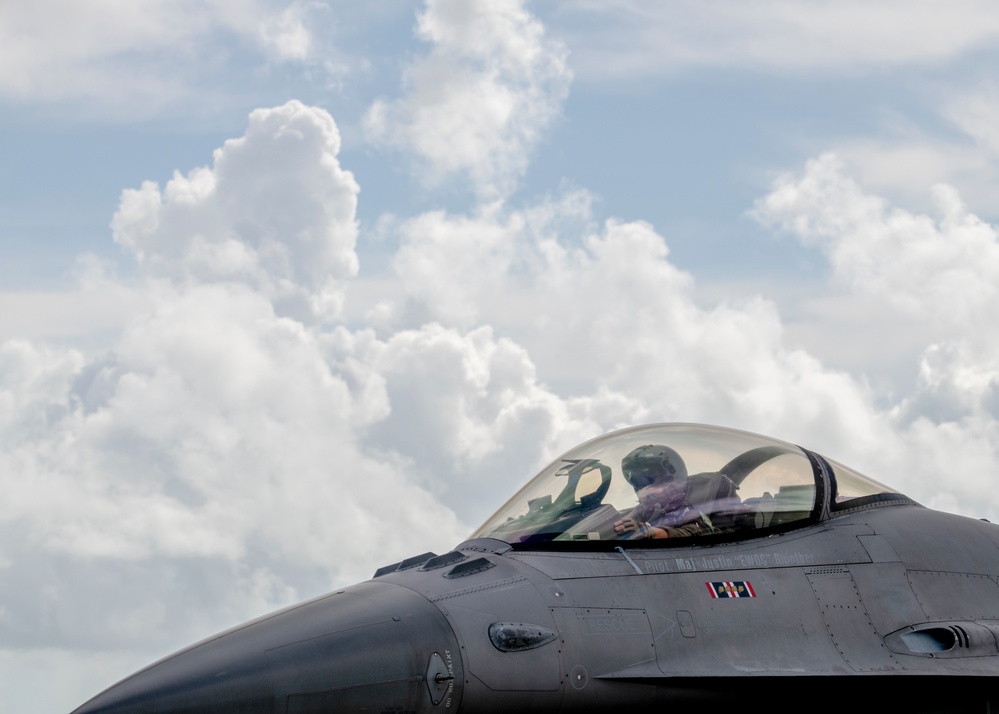 180FW Trains with the &quot;Sun Downers&quot; in the Sunshine State
