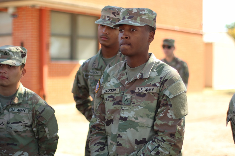 Field Artillery CSM talks with Soldiers preparing for Airborne School