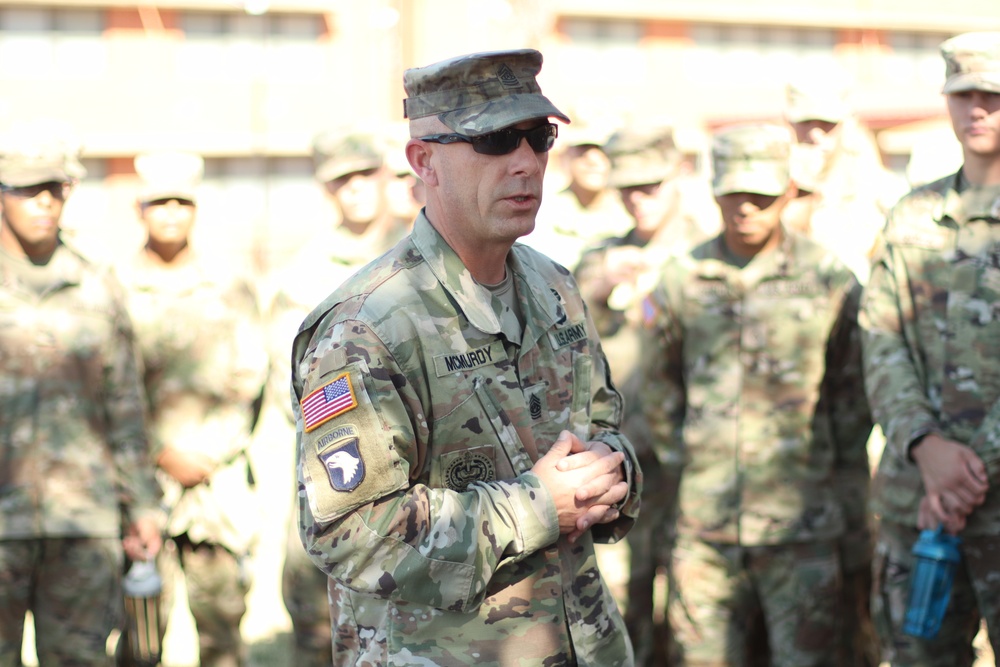 Field Artillery CSM talks with Soldiers preparing for Airborne School