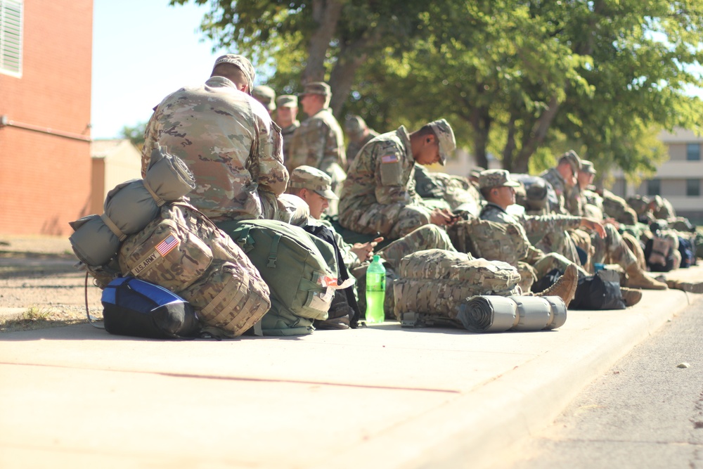 ield Artillery CSM talks with Soldiers preparing for Airborne School