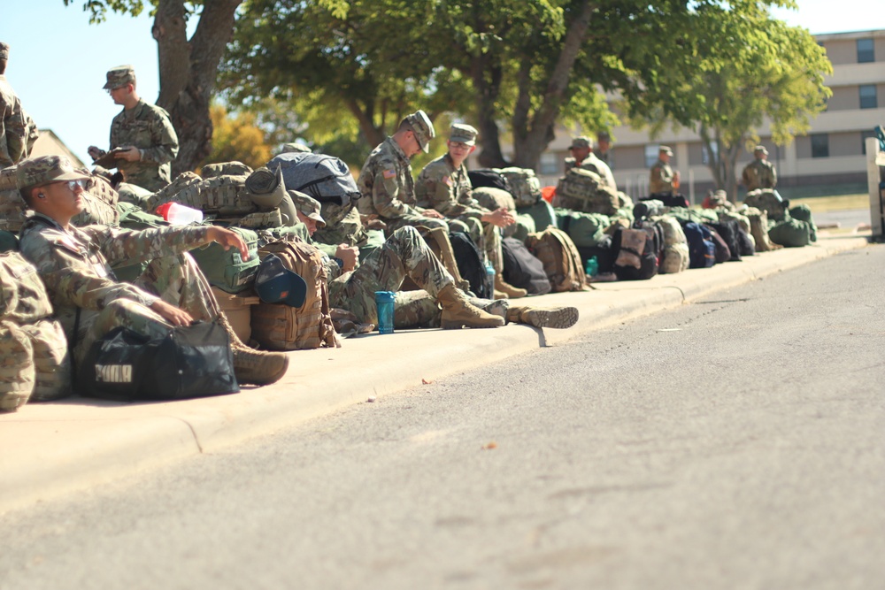 Field Artillery CSM talks with Soldiers preparing for Airborne School