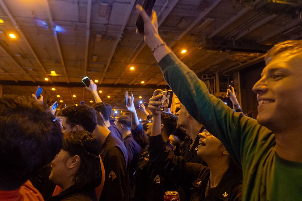 USS Ronald Reagan (CVN 76) hosts Vertical Horizon concert