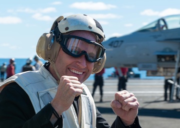 USS Ronald Reagan (CVN 76) hosts Vertical Horizon