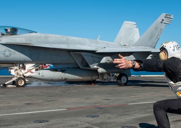 USS Ronald Reagan (CVN 76) hosts Vertical Horizon