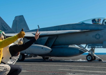 USS Ronald Reagan (CVN 76) hosts Vertical Horizon