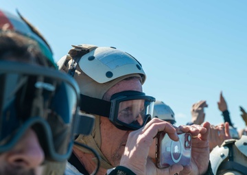 USS Ronald Reagan (CVN 76) hosts Vertical Horizon