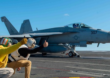 USS Ronald Reagan (CVN 76) hosts Vertical Horizon