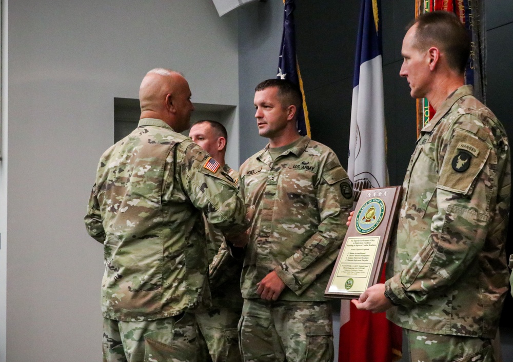 Big Red One Soldiers Reenlist at Chicago Wolves Salute to Service Game, Article