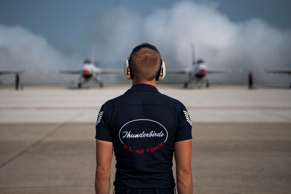 Thunderbirds blast over Andrews Air Show