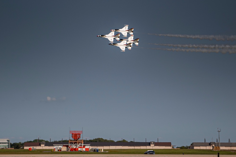 Thunderbirds blast over Andrews Air Show