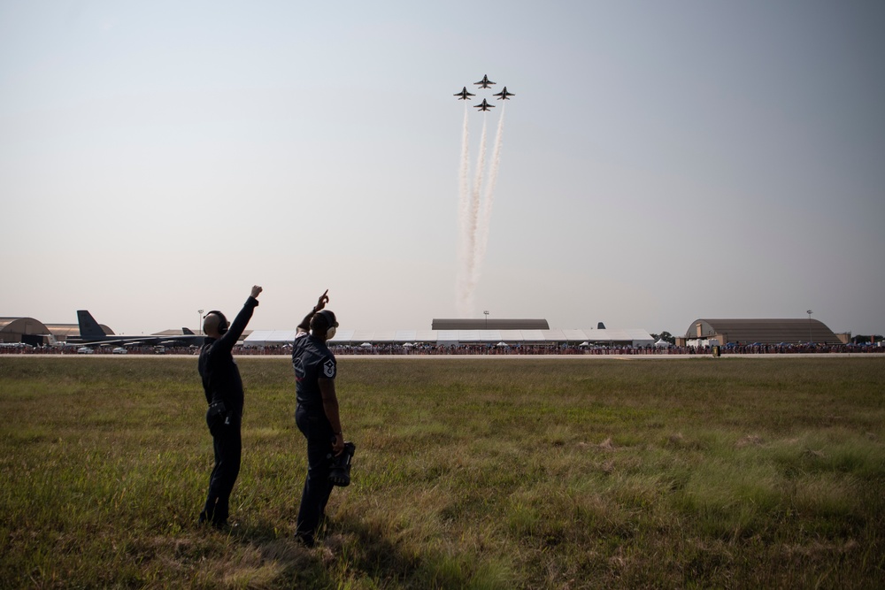 Thunderbirds blast over Andrews Air Show