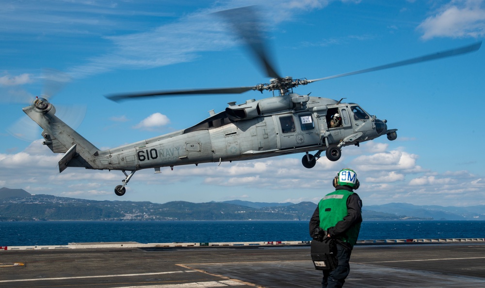 USS Ronald Reagan (CVN 76) welcomes Vice Adm. Karl Thomas, Commander, 7th Fleet