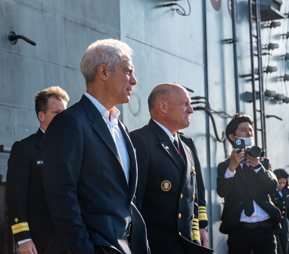 USS Ronald Reagan (CVN 76) hosts Japan’s Prime Minister and CNO