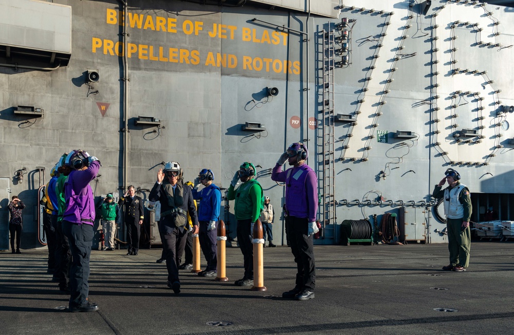 USS Ronald Reagan (CVN 76) hosts Japan’s Prime Minister and CNO