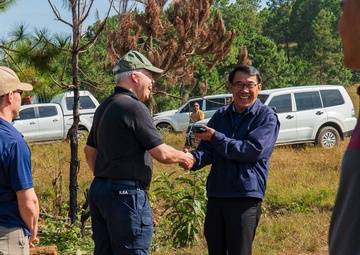 U.S. and Lao VIPs visits Recovery Team