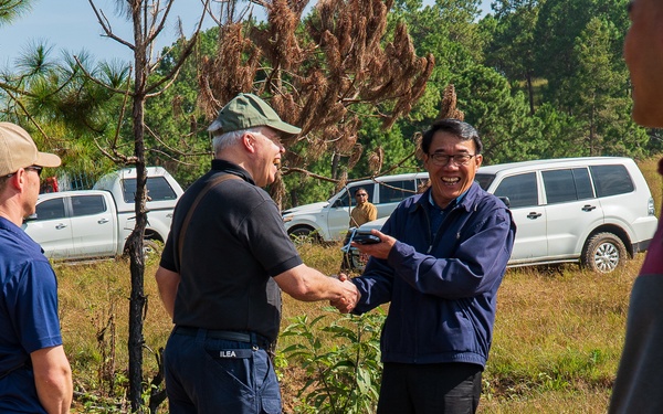 U.S. and Lao VIPs visits Recovery Team