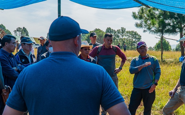 U.S. and Lao VIPs visits Recovery Team