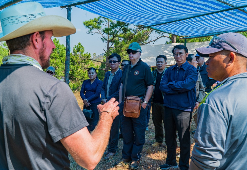 U.S. and Lao VIPs visits Recovery Team