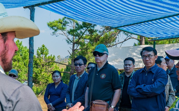 U.S. and Lao VIPs visits Recovery Team