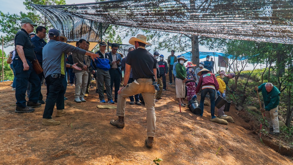 U.S. and Lao VIPs visits Recovery Team
