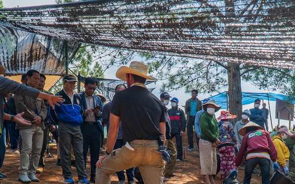 U.S. and Lao VIPs visits Recovery Team