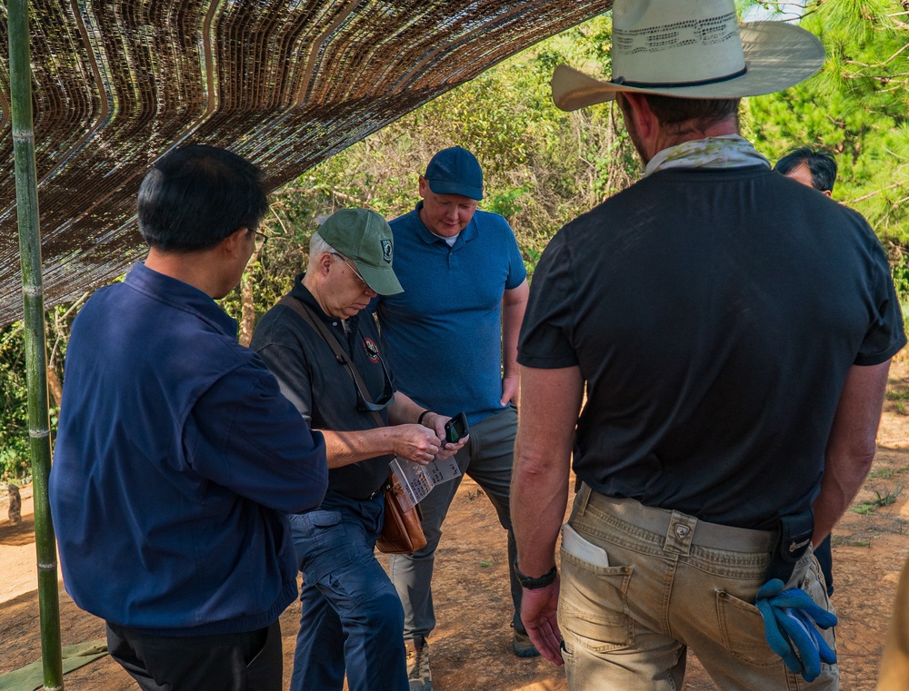 U.S. and Lao VIPs visits Recovery Team